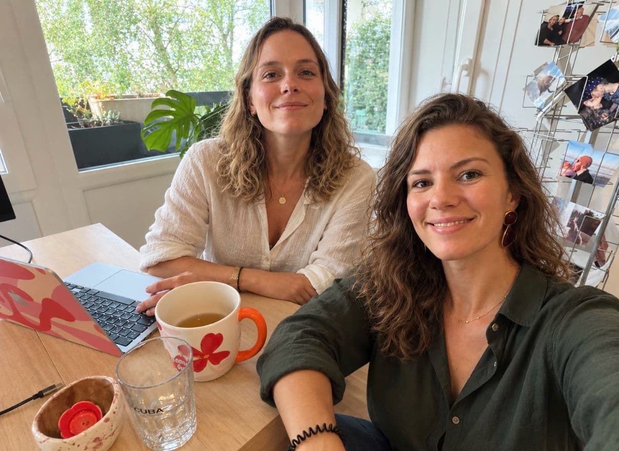 Manon et Julie, fondatrices d'Agence Tandem, à leur bureau